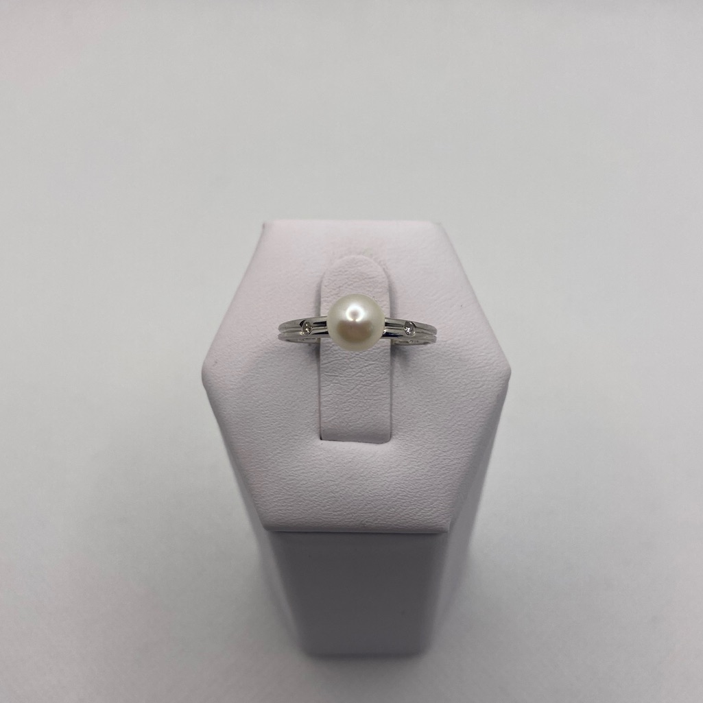 14k White Gold Pearl And Diamonds Ring